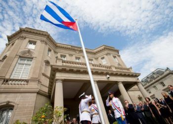 Hoisting of the Cuban flag in the embassy in Washington. Photo: Andrew Harnik / AP.