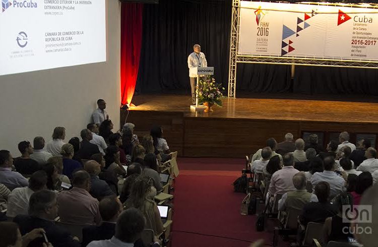 Presentation by Cuban Minister of Foreign Trade and Investments Rodrigo Malmierca at 1st Investment Forum in FIHAV 2016. Photo: Regino Sosa.