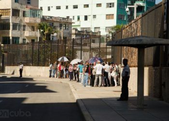 The U.S. embassy in Havana suspended the issuing of visas to Cubans. Photo: Alain L. Gutiérrez.