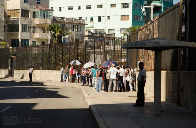 The U.S. embassy in Havana suspended the issuing of visas to Cubans. Photo: Alain L. Gutiérrez.