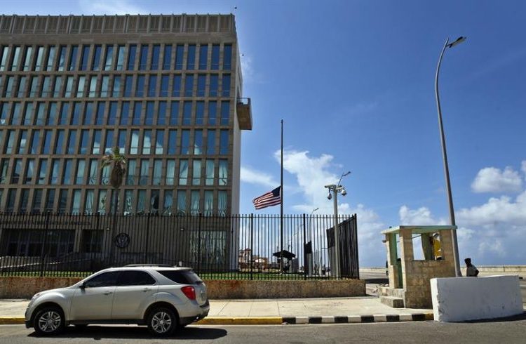 U.S. embassy in Cuba. Photo: Alejandro Ernesto / EFE.