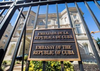 Façade of the Cuban embassy in Washington, yesterday, October 3, 2017. The United States yesterday ordered the departure of 15 officials from the Cuban embassy in Washington in reply to the alleged acoustic “attacks” that at least 22 U.S. diplomats have suffered in Cuba and which have led the Department of State to reduce its personnel on the Caribbean island. Photo: Jim Lo Scalzo / EFE.