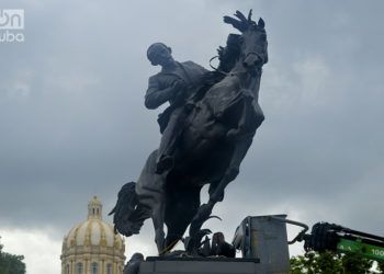 A replica of the equestrian sculpture of Martí in New York was placed in the Historic Center of Havana. Photo: Otmaro Rodríguez Díaz.