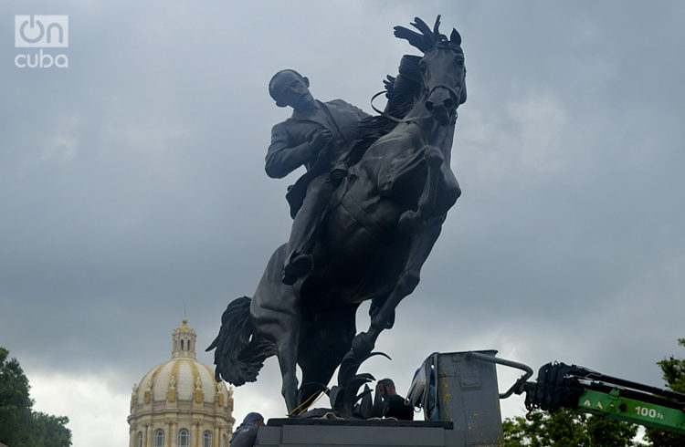 A replica of the equestrian sculpture of Martí in New York was placed in the Historic Center of Havana. Photo: Otmaro Rodríguez Díaz.