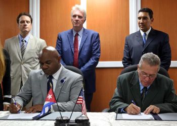 Darrell McNail (left), president of the Board of Administration of the port of Cleveland, and José Joaquín Prado, general director of Cuba’s Maritime Administration, signed a Memorandum of Understanding between Cleveland and Cuba. Photo: Alejandro Ernesto / EFE.