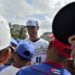 Jeremy Guthrie, a pitcher in 13 U.S. Major League Baseball seasons, chats with Cuban children. Photo: Otmaro Rodríguez.