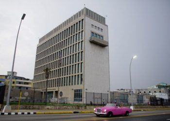 A car for rent for tourists passes by the U.S. embassy in Havana. Photo: Alexandre Meneghini / Reuters.