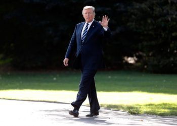 President Donald Trump waves when crossing the garden on his return to the White House from a tour of five Asian countries. Photo: Manuel Balce Ceneta / AP.