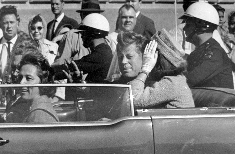 President John F. Kennedy in Dallas a short time before being assassinated. Photo: AP / El País.