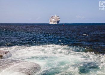 Cruise ship entering the bay of Havana. Photo: Claudio Pelaez Sordo.