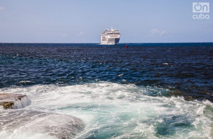 Cruise ship entering the bay of Havana. Photo: Claudio Pelaez Sordo.