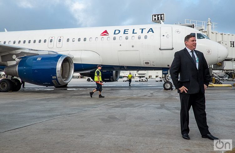 Delta’s inaugural flight to Cuba. Miami International Airport. Photo: Osbel Concepción.