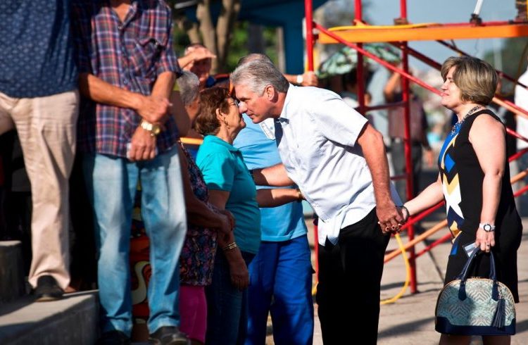 Miguel Díaz-Canel holding hands with his wife Lis Cuesta, talks to voters on March 11, 2018. Photo by Ramón Espinosa / AP.
