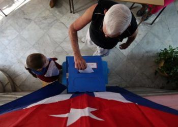 Voting at an electoral college in Havana. Photo: Alejandro Ernesto / EFE.