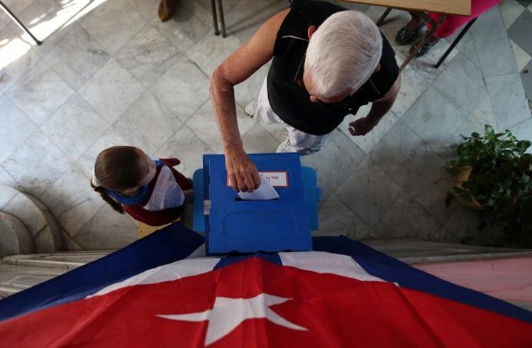 Voting at an electoral college in Havana. Photo: Alejandro Ernesto / EFE.