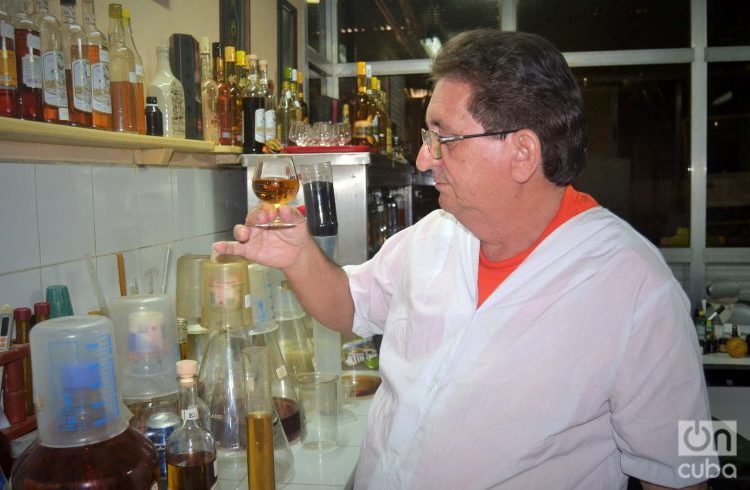 Javier dreams of a 50-year rum, an aged spirit that perhaps he’ll never see. Photo: Glendy Hernández.