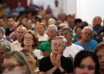Dozens of persons attend a mass held on Tuesday May 22, 2018 in the city of Holguín’s Cathedral to pay homage to the persons who died in last Friday’s plane crash in Havana. Photo: Alejandro Ernesto / EFE.
