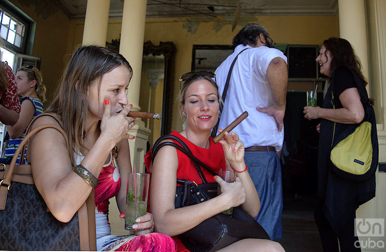 Celebrating in Havana the fifth anniversary of the Women´s International Cigar Club. Photo: Otmaro Rodríguez.
