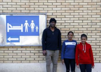 Cubans Michael Amor, his wife Ingrid and their daughter Samira pose for a picture in front of a refugee center in Sot, Serbia. Photo: Darko Vojinovic / AP.