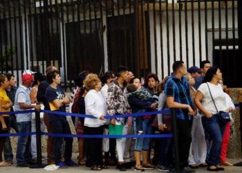 Cubans waiting for consular procedures at the U.S. Embassy in Havana, in April 2017. Photo: Alexandre Meneghini / Reuters.