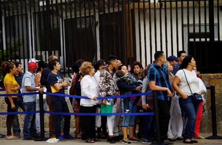 Cubans waiting for consular procedures at the U.S. Embassy in Havana, in April 2017. Photo: Alexandre Meneghini / Reuters.