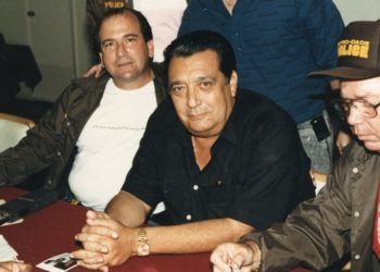 At the center, José Miguel Battle, The Corporation’s Mafioso boss, surrounded by police officers during his arrest in Miami. Photo: Taken from houstonpost.com