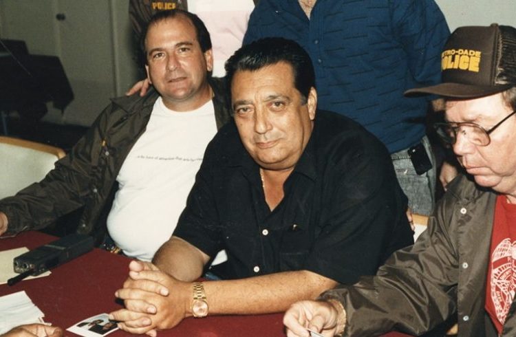 At the center, José Miguel Battle, The Corporation’s Mafioso boss, surrounded by police officers during his arrest in Miami. Photo: Taken from houstonpost.com
