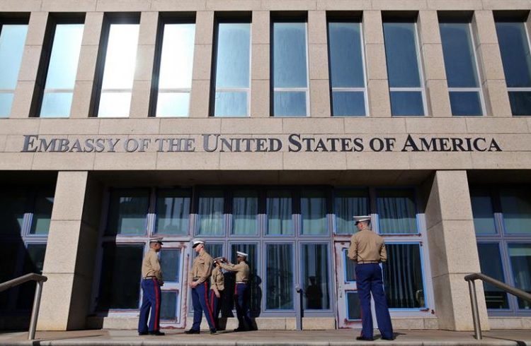 Several U.S. Army Marines guard the entrance of the U.S. Embassy in Cuba during the visit by congressmen to Havana in February 2018. Photo: Alejandro Ernesto / EFE.