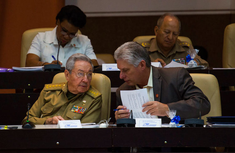 In 2018 Raúl Castro will leave Cuba’s presidency. His successor could be First Vice President Miguel Díaz-Canel (right). Photo: Irene Pérez / Cubadebate via AP.