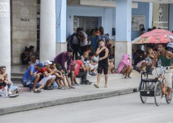 Access to Internet in a public WiFi zone in Cuba. Photo: Kaloian.