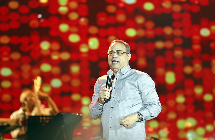 Puerto Rican salsa musician Gilberto Santa Rosa during his Monday July 17, 2018 concert before an audience of thousands in Havana’s Malecón. Photo: Ernesto Mastrascusa / EFE.