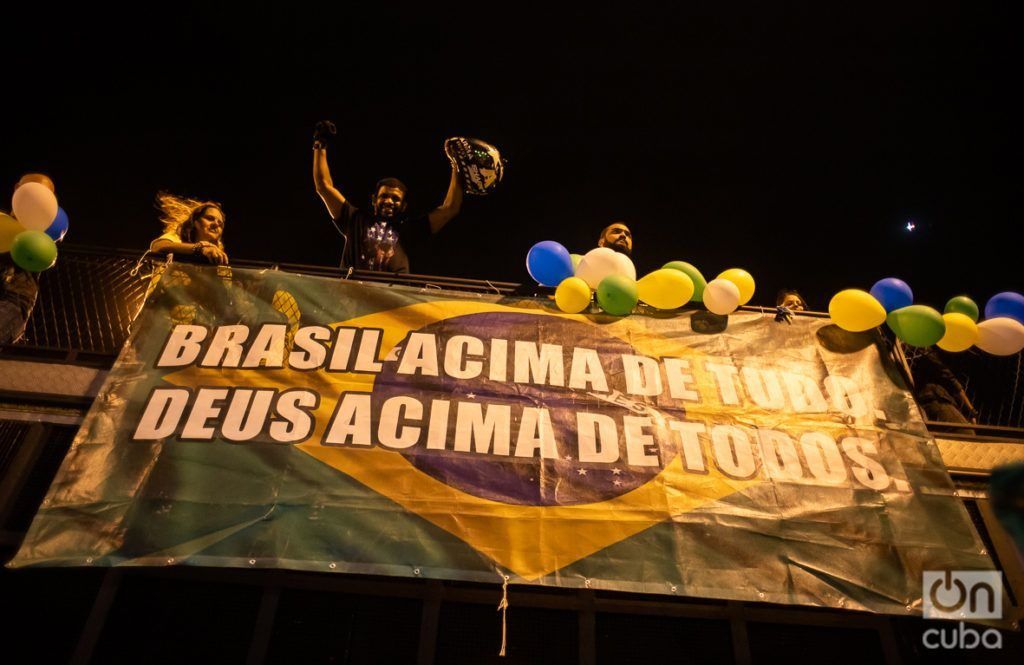 “Brazil above everyone. God above all.” Photo: Nicolás Cabrera.