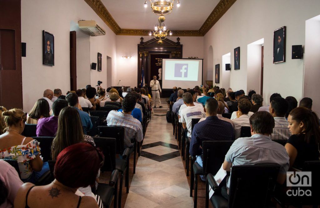 Lecture on Facebook during November of Entrepreneurs event. Photo: Otmaro Rodríguez.