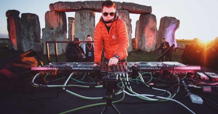 Paul Oakenfold during his performance in the Stonehenge prehistoric monument. Photo: discjockeys.es.
