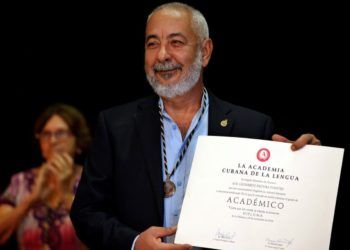 Novelist Leonardo Padura shows his diploma that confirms him as a member of the Cuban Academy of the Language this November 26, 2018, in Havana. Photo: Ernesto Mastrascusa / EFE.