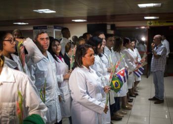 Cuban doctors waiting to meet with Cuban President Miguel Díaz-Canel, after landing in Havana on Friday, November 23, 2018. Photo: Desmond Boylan / AP.