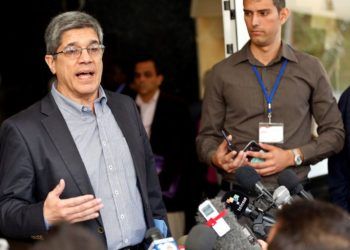 The director for the United States in the Cuban Foreign Ministry, Carlos Fernández de Cosio, speaking to the press on Wednesday, December 12, 2018, outside the Institute of International Relations (ISRI) of Havana. Photo: Ernesto Mastrascusa / EFE.