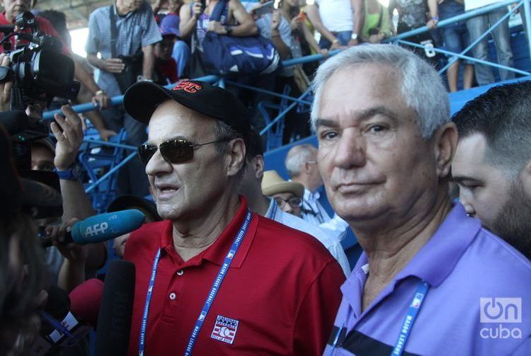 Joe Torre, director of sports operations for the MLB, and Higinio Vélez, president of the Cuban Baseball Federation, during a MLB clinic in Havana in December 2015. Photo: Roberto Ruiz.