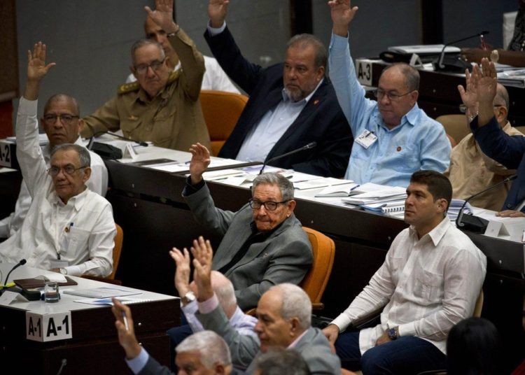 Voting during a session to debate the draft of a new Constitution at the Havana Convention Center, on Friday, December 21, 2018. Photo: Ramón Espinosa / AP.