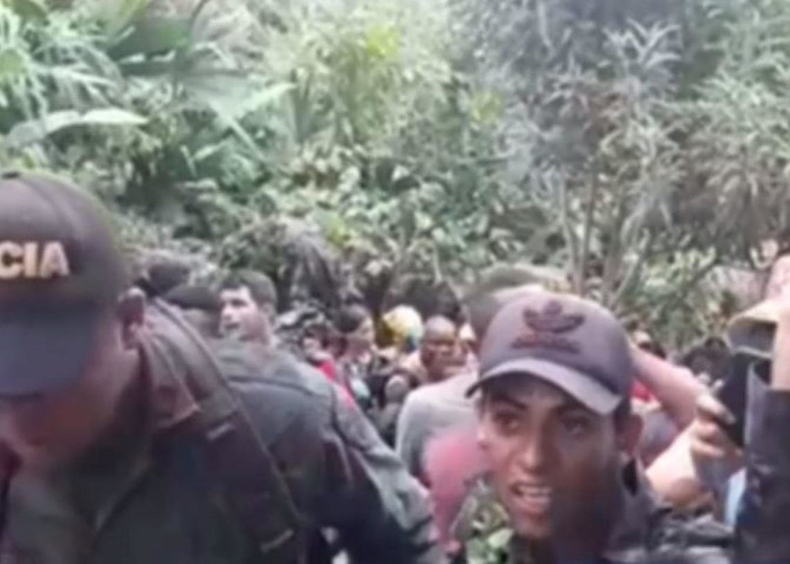 Hundreds of Cubans stranded in Panama’s border area | OnCubaNews English