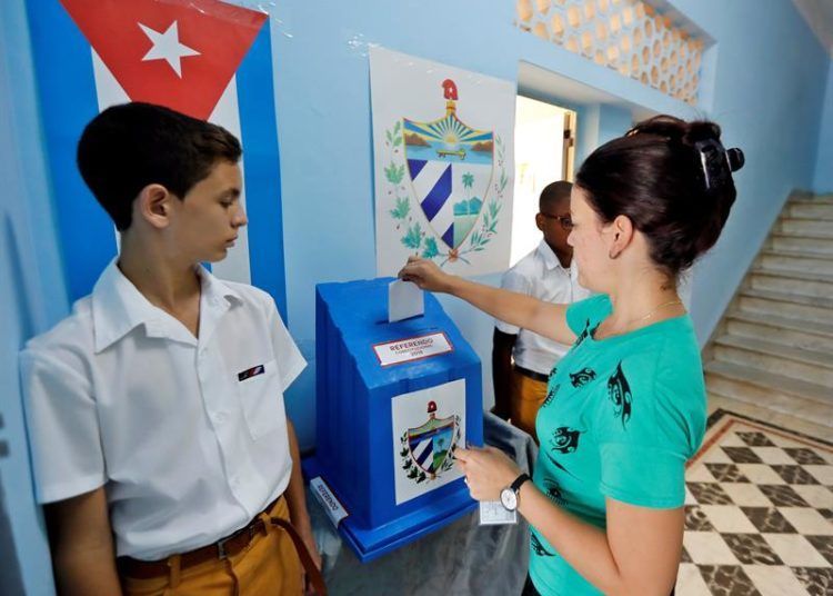 More than 25,000 polling stations opened their doors in Cuba to vote in the referendum on the new Constitution. Photo: Ernesto Mastrascusa / EFE.