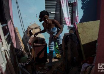Danaisy Alfonso at her home in Guanabacoa, seriously damaged by the tornado from last January 27, 2019. Photo: Otmaro Rodríguez.