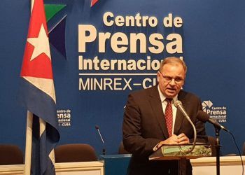 Eugenio Martínez, general director for Latin America of the Cuban Foreign Ministry, during a press conference in which he criticized the holding in Washington of an OAS conference on the Cuban constitutional reform. Photo: @CubaMINREX / Twitter.