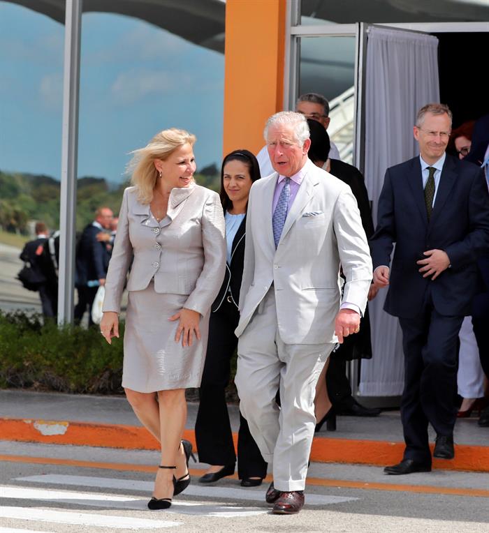Charles of England (c), accompanied by Cuban Deputy Foreign Minister Ana Teresita González (l), walks along the runway of Havana’s José Martí International Airport at the end of his three-day visit on Wednesday. Photo: Ernesto Mastrascusa/EFE.