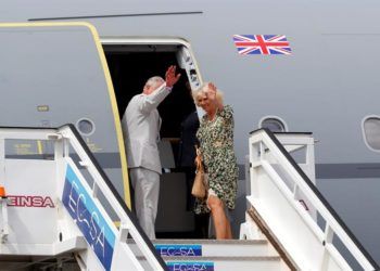 Prince Charles of England and his wife boarding the official plane at José Martí International Airport in Havana, at the end of their three-day visit. Photo: Ernesto Mastrascusa/EFE.