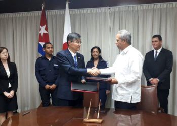 The ambassador of Japan in Cuba, Kazuhiro Fujimura (3-l), and Antonio Carricarte (2-r), the island’s first deputy minister of foreign trade and investment, greet each other after the signing in Havana of two bilateral cooperation agreements, on March 26, 2019. Photo: @embacubajapon/Twitter.