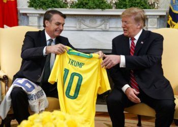 In the Oval Office of the White House, Brazilian President Jair Bolsonaro giving President Donald Trump a soccer jersey of the Brazilian national team, Tuesday, March 19, 2019, in Washington, D.C. Photo: Evan Vucci / AP.