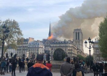 A fire broke out at the Paris Notre Dame cathedral, one of the most emblematic monuments of the French capital, according to an EFE journalist at the scene. The police have cordoned off the area and are evacuating the many tourists who were inside the cathedral. EFE / María Diaz Valderrama.