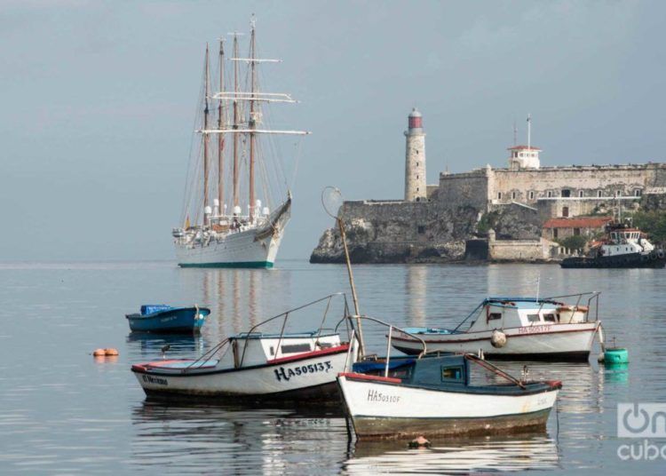 The Juan Sebastián de Elcano training ship of the Spanish Navy entering the bay of Havana. Photo: Otmaro Rodríguez.