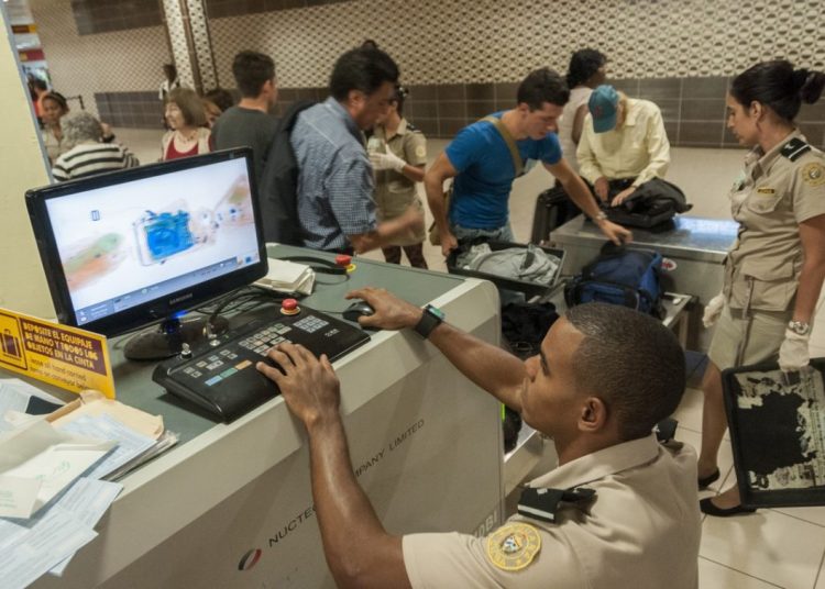 Cuban Customs, X-ray and luggage area at Terminal 3 of Havana’s José Martí International Airport. Photo: Roberto Suárez/Juventud Rebelde.